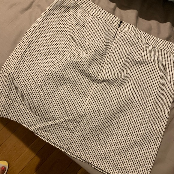 Gap skirt gently used - Picture 2 of 3